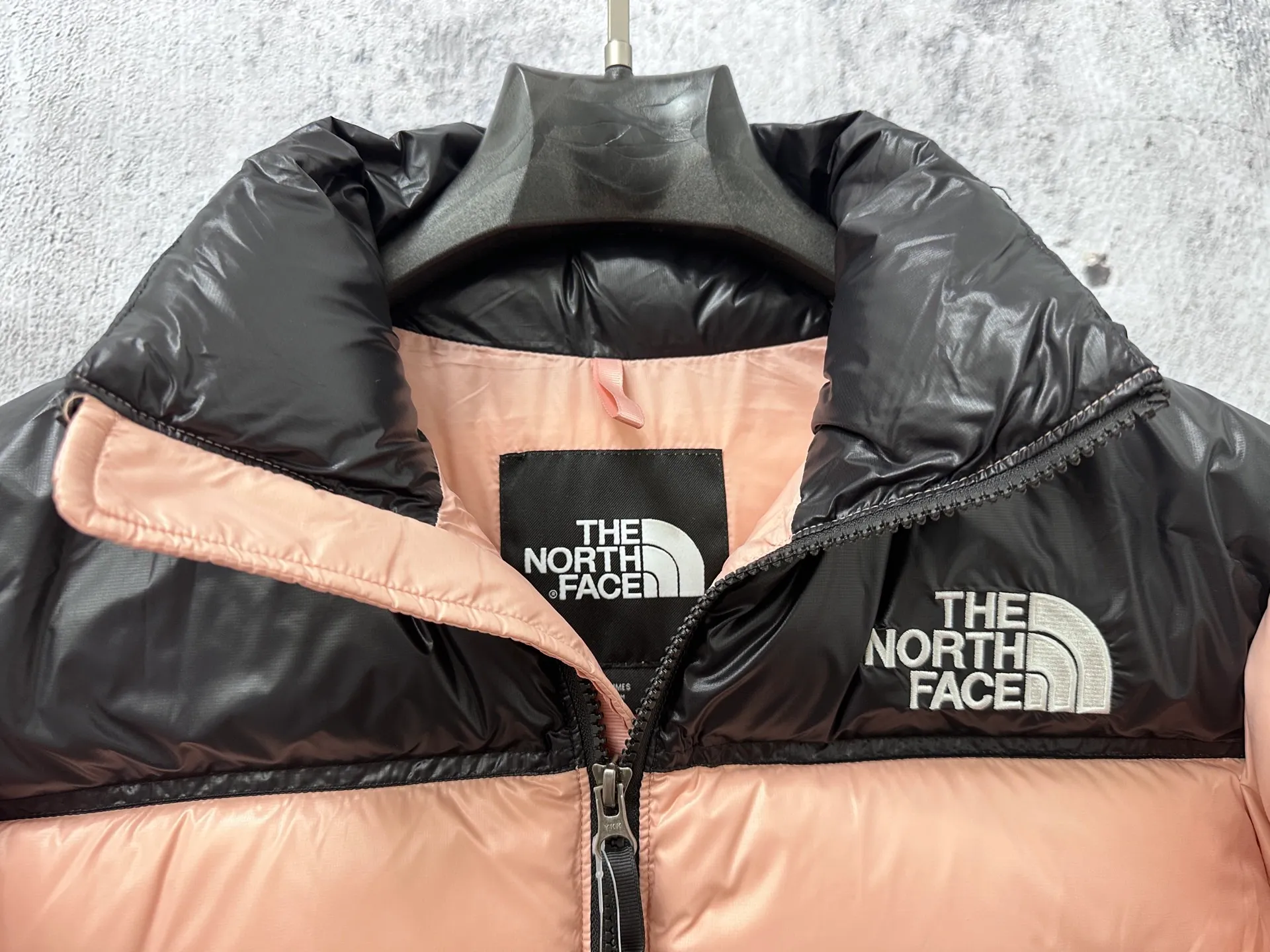 (chip version) 𝗧𝗵𝗲 𝗡𝗼𝗿𝘁𝗵 𝗙𝗮𝗰𝗲North Jenna Kendou Same Style top original down jacket] Design concept: 𝗧𝗵𝗲 𝗡𝗼𝗿𝘁𝗵 𝗙𝗮𝗰𝗲" literally means the coldest and most difficult side of the mountain. We have always been committed to supporting discovery and closeness to nature. We sponsor explorers to conquer those remote corners that are not yet accessible to humans. 𝗧𝗵𝗲 𝗡𝗼𝗿𝘁𝗵 The logo "𝗙𝗮𝗰𝗲" is taken from the Half Dome in Yosemite National Park in the United States. This is also the ultimate goal for rock climbing enthusiasts to climb granite. Fabric + Features: 1. The three grids are filled with RDS-certified high-Quality 700 high-loft goose down, which has better thermal insulation performance, is not lightweight, and the loft recovery after compression is particularly good. 2. The brand-new imported Behringer embroidery machine is customized with 10,000-needle electric embroidery, using imported No. 7 needles and imported embroidery thread to ensure that every embroidery is full, three-dimensional and clear. It can be called the most expensive embroidery label! 3. The zipper is customized by Yoshida YKK original factory, with clear engraving, perfect and smooth texture, 9000Quality top ZP zipper. 4. High-waisted and ultra-short design, the upper body is very delicate, rejecting bloated winter. 5. The overall garment is lightweight and warm, highlighting the long legs. Size: XS S M L